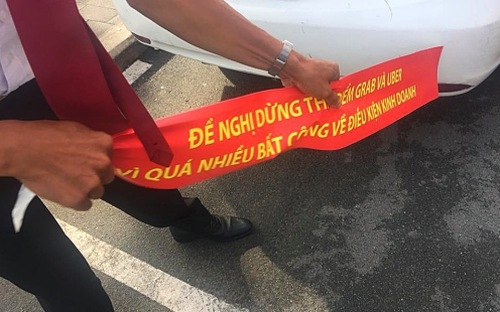 Hiệp hội Vận tải Hà Nội khuyên hãng taxi kiềm chế trước Uber, Grab hiep hoi van tai ha noi khuyen hang taxi kiem che truoc uber grab