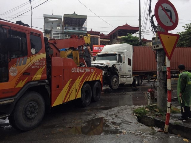 quang ninh ba xe o to dam nhau lien hoan ql 18 un tac nghiem trong