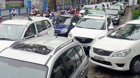 thu phi oto vao trung tam tp ho chi minh doanh nghiep lo chi phi tang
