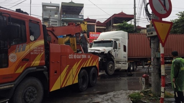 Quảng Ninh: Ba xe ô tô đâm nhau liên hoàn, QL 18 ùn tắc nghiêm trọng