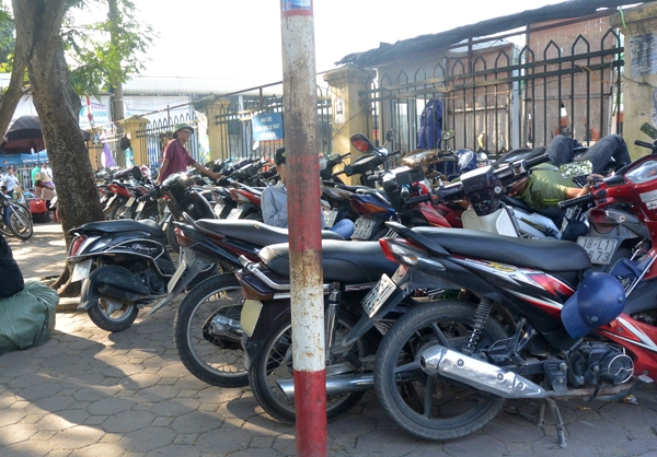Hà Nội tăng phí thuê vỉa hè, tăng giá gửi xe: Tiền vào túi ai?