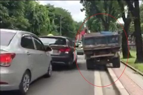 CSGT Hà Nội đã xác định được lái xe tải "làm xiếc" trên phố Kim Mã csgt ha noi da xac dinh duoc lai xe tai lam xiec tren pho kim ma
