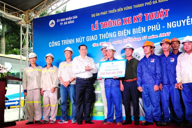 Đà Nẵng: Hầm chui phục vụ APEC về đích, công nhân được thưởng nóng 200 triệu da nang ham chui phuc vu apec ve dich cong nhan duoc thuong nong 200 trieu