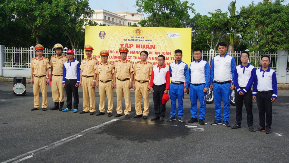 Honda Việt Nam tập huấn kỹ năng lái xe phân khối lớn cho CSGT phục vụ APEC 2017 honda viet nam tap huan ky nang lai xe phan khoi lon cho csgt phuc vu apec 2017