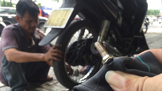 Vá xe kiểu "cướp cạn" giữa trung tâm TP Hồ Chí Minh