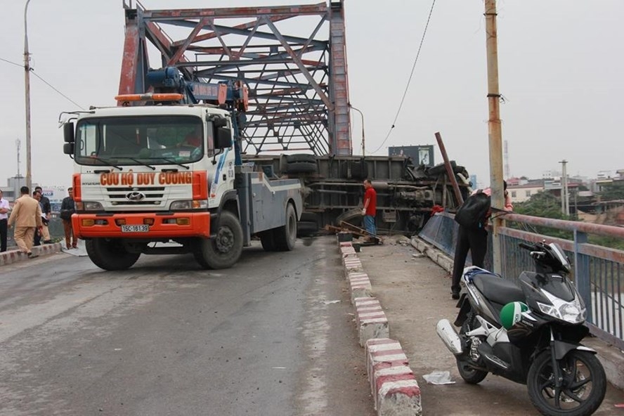 Hải Phòng: Lật xe tải trên cầu Rào, một người tử nạn hai phong lat xe tai tren cau rao mot nguoi tu nan