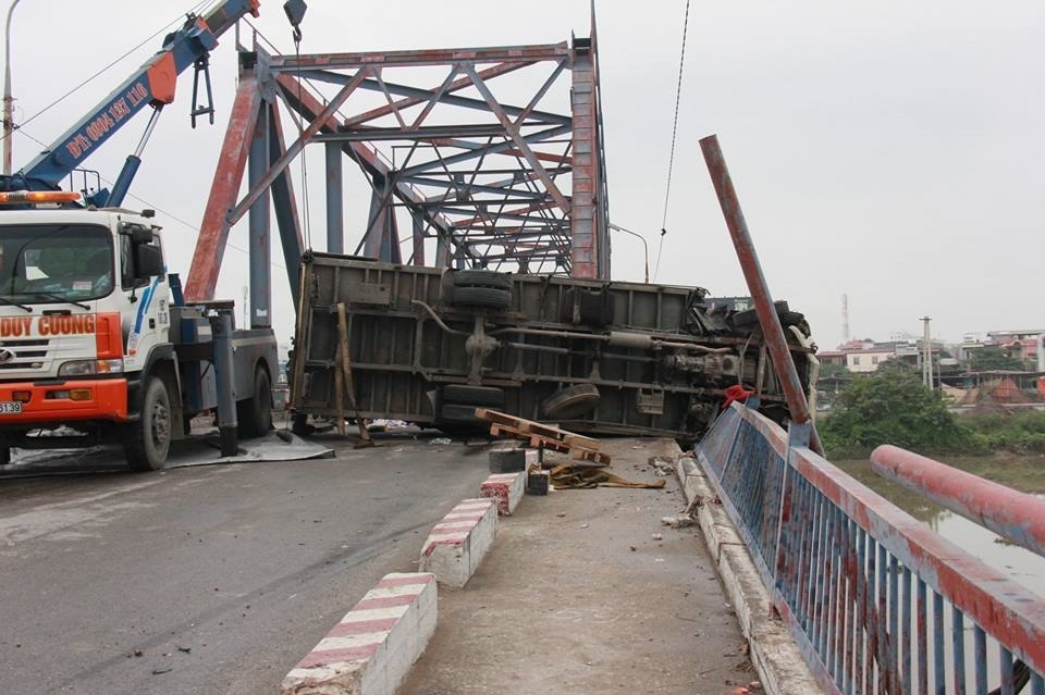 Hải Phòng: Lật xe tải trên cầu Rào, một người tử nạn hai phong lat xe tai tren cau rao mot nguoi tu nan