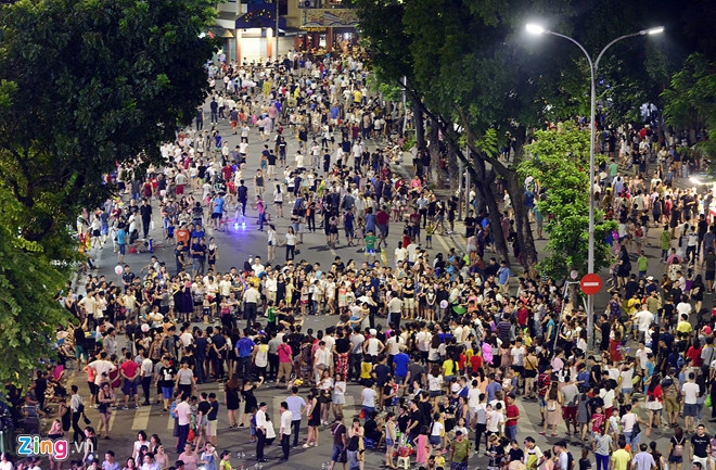 hon 20000 nguoi tham quan pho di bo ha noi moi ngay