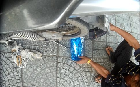 Vụ vá xe kiểu "cướp cạn" giữa TP Hồ Chí Minh: "Nhân vật chính" đến phường trình diện vu va xe kieu cuop can giua sai gon nhan vat chinh den phuong trinh dien