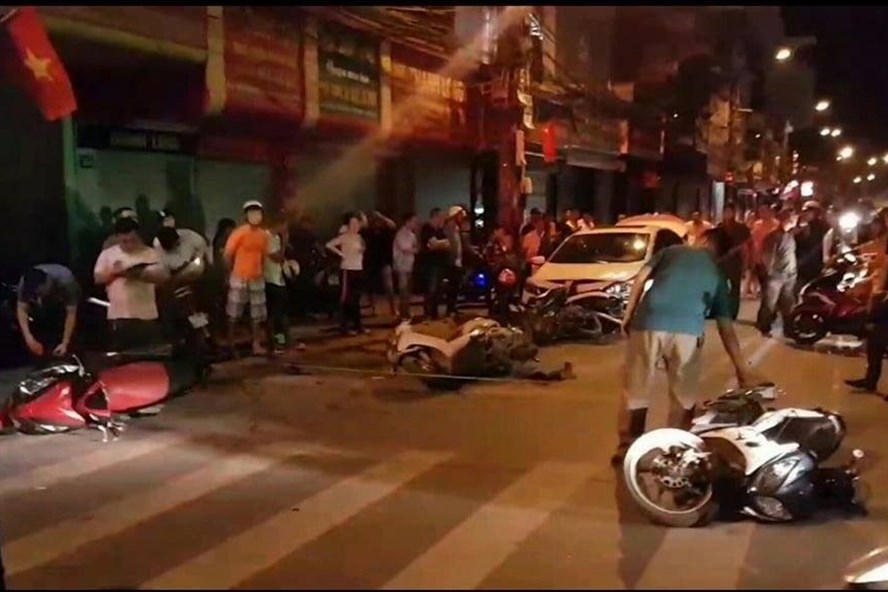 Hải Phòng: Ô tô "điên" đâm hàng loạt xe máy khi dừng đèn đỏ hai phong o to dien dam hang loat xe may khi dung den do