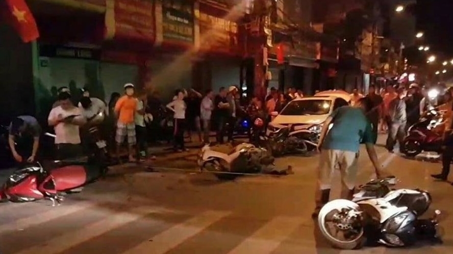 Hải Phòng: Ô tô "điên" đâm hàng loạt xe máy khi dừng đèn đỏ