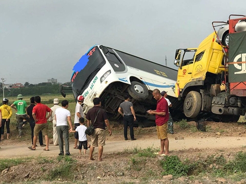 Hà Nội: Xe container đâm ôtô khách văng khỏi đường cao tốc ha noi xe container dam oto khach vang khoi duong cao toc