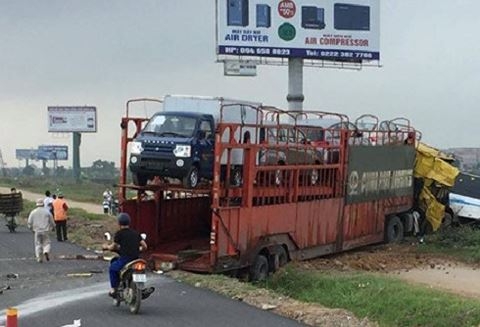 Hà Nội: Xe container đâm ôtô khách văng khỏi đường cao tốc ha noi xe container dam oto khach vang khoi duong cao toc