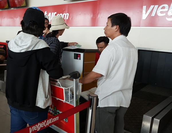 Thẻ nhà báo, bằng lái sẽ không được làm thủ tục lên máy bay the nha bao bang lai se khong duoc lam thu tuc len may bay