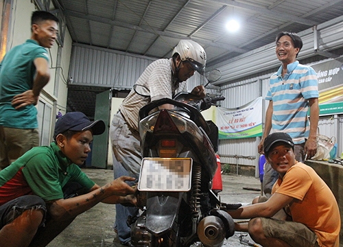 Nhóm thanh niên sửa miễn phí xe ngập nước ở TP Hồ Chí Minh nhom thanh nien sua mien phi xe ngap nuoc o tp ho chi minh