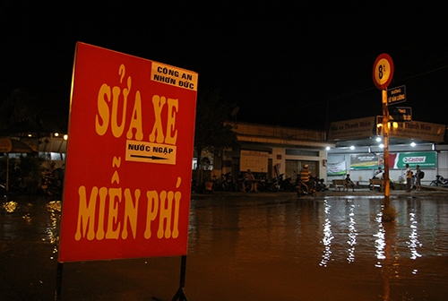 Nhóm thanh niên sửa miễn phí xe ngập nước ở TP Hồ Chí Minh nhom thanh nien sua mien phi xe ngap nuoc o tp ho chi minh