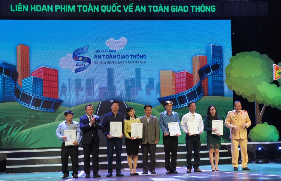 Liên hoan phim về an toàn giao thông toàn quốc 2017 đã tìm ra gương mặt thắng cuộc lien hoan phim ve an toan giao thong toan quoc 2017 da tim ra guong mat thang cuoc