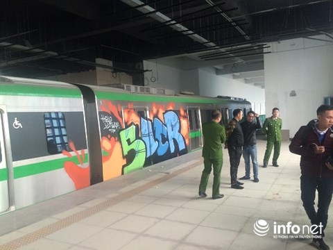 Công an quận Đống Đa điều tra vụ phun sơn lên tàu Cát Linh - Hà Đông cong an quan dong da dieu tra vu phun son len tau cat linh ha dong