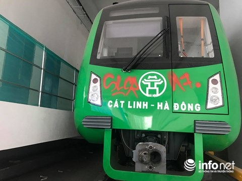 Công an quận Đống Đa điều tra vụ phun sơn lên tàu Cát Linh - Hà Đông cong an quan dong da dieu tra vu phun son len tau cat linh ha dong