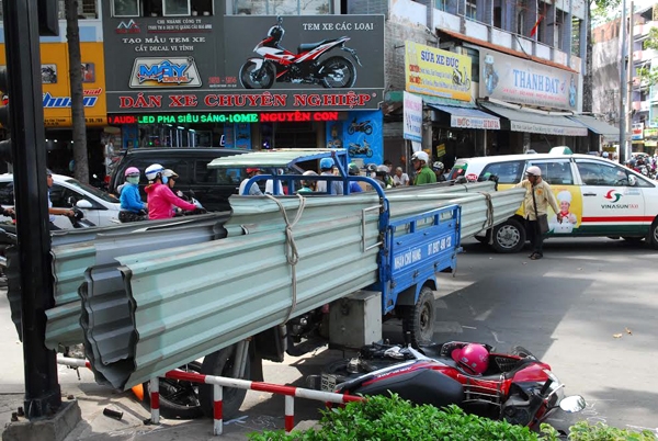 cuoi nam xe ba banh long hanh tren pho
