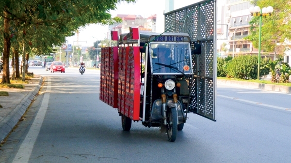 Cuối năm, xe ba bánh “lộng hành” trên phố