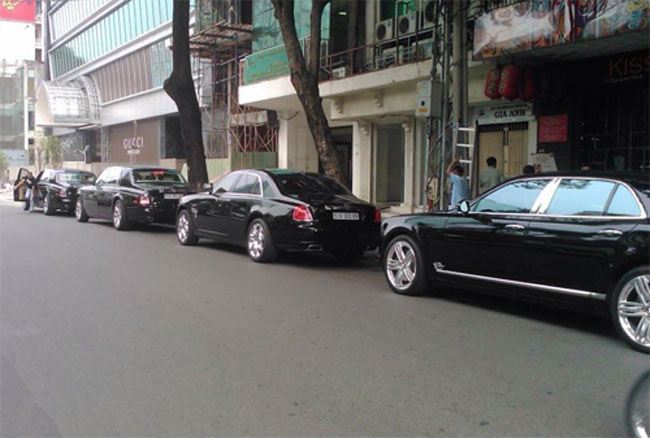 3 chiếc Rolls-Royce Phantom in hình rồng cùng xếp hàng trên một con phố Sài Gòn