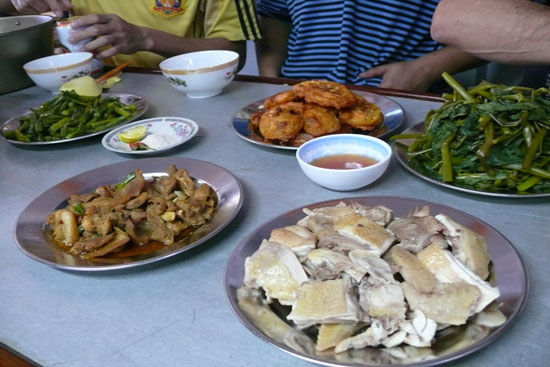 Bữa cơm nặng t&igrave;nh l&iacute;nh biển hết l&ograve;ng chiều kh&aacute;ch ...