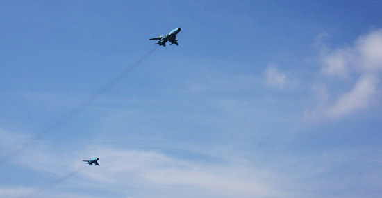 Hai chiếc Su &ndash; 22 thuộc phi đội bay hộ tống trực thăng