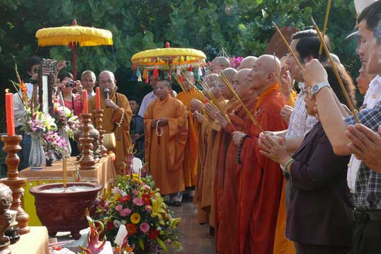 Hương kh&oacute;i ngan ng&aacute;t với những tấm l&ograve;ng tri &acirc;n ch&acirc;n thực, hy vọng rằng những anh linh liệt sĩ v&agrave; hương hồn ch&uacute;ng sinh sẽ th&ecirc;m phần m&aacute;t mẻ nơi tr&ugrave;ng khơi s&oacute;ng vỗ.