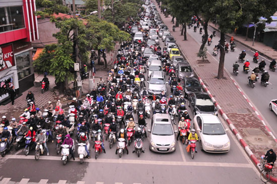 Xe máy, ô tô cá nhân tiếp tục bị hạn chế. Ảnh: QT