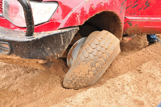 Vỡ lốp, chuyện thường ngày với dân offroad.