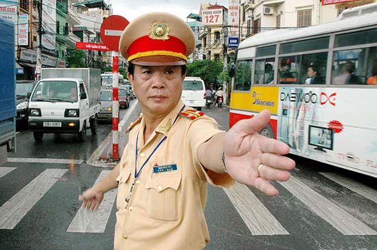 Từ ng&agrave;y 1/3, Ph&ograve;ng Cảnh s&aacute;t giao th&ocirc;ng H&agrave; Nội sẽ tăng cường nhắc nhở v&agrave; kh&ocirc;ng giữ phương tiện vi phạm trong giờ cao điểm.