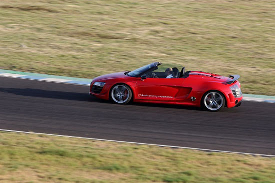 R8 GT Spyder đang vào đường đua