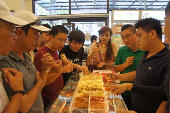 Rồi tất cả tự thưởng bằng một bữa...bánh miễn phí ở cửa hàng đắt cứa cổ