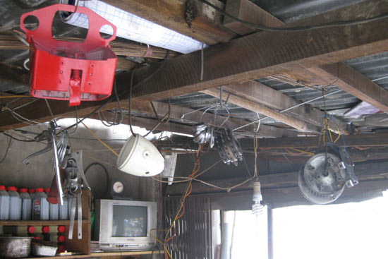 Những bộ phận của xe cổ được t&acirc;n trang v&agrave; chờ lắp r&aacute;p.