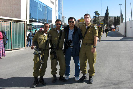 T&ocirc;i chụp ảnh kỉ niệm với mấy anh l&iacute;nh tr&ecirc;n đường phố Jerusalem