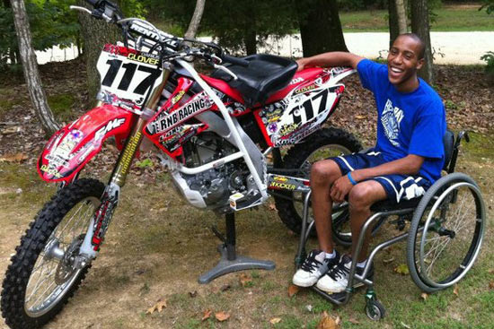 Darius Glover v&agrave; chiếc m&ocirc;t&ocirc; y&ecirc;u qu&yacute;.