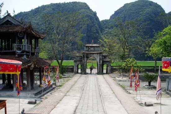 Khu đền thờ được đồi n&uacute;i bao quanh