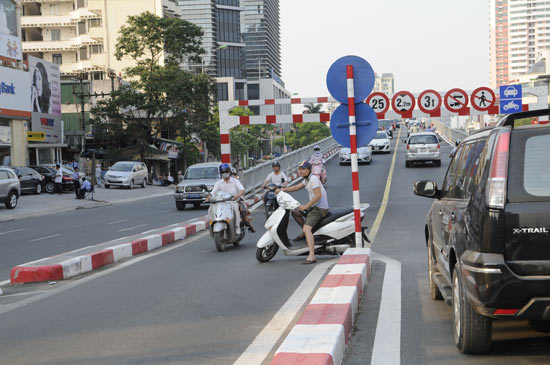 Vi phạm an toàn giao thông tại cầu vượt Láng Hạ - Chùa Bộc. Ảnh: Linh Anh
