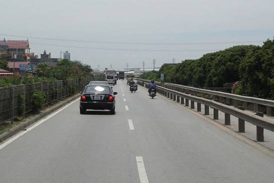 Hải Dương th&aacute;o dải ph&acirc;n c&aacute;ch tr&ecirc;n quốc lộ 5 - Ảnh TTXVN