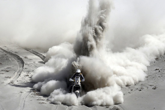 Tay đua người Nam Phi Riaan Van Niekerk vượt qua những con đường đầy cát ở chặng 5 Dakar Rally 2013 từ Arequipa đi Arica, Chile - Ảnh Reuters.