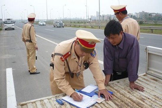 CSGT kiểm tra xử lý chủ xe vi phạm luật giao thông đường bộ. Ảnh: Trọng Đảng.