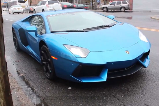Chiếc Lamborgini m&agrave;u xanh da trời của 