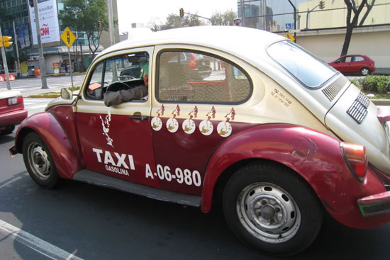 Tuy nhi&ecirc;n, vẫn c&ograve;n rất nhiều taxi, c&oacute; những xe cũ v&agrave; rất cũ
