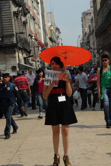 Những người b&aacute;n h&agrave;ng rong, b&ecirc;n Mexico gọi l&agrave; những người lang thang (Ambulante).