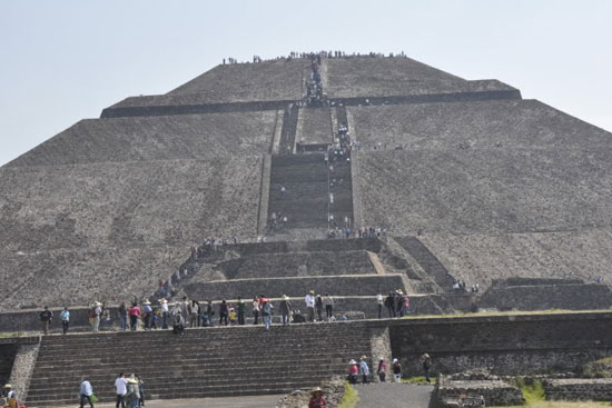 Th&aacute;p mặt trời (Piramide del Sol).