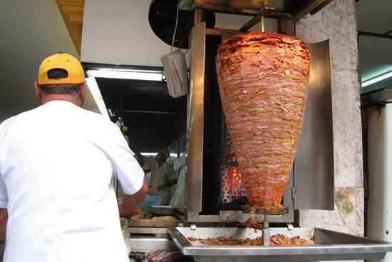 Người Mexico ăn rất nhiều thịt n&ecirc;n nhiều người to b&eacute;o, d&aacute;ng người đậm, l&ugrave;n, cổ to.