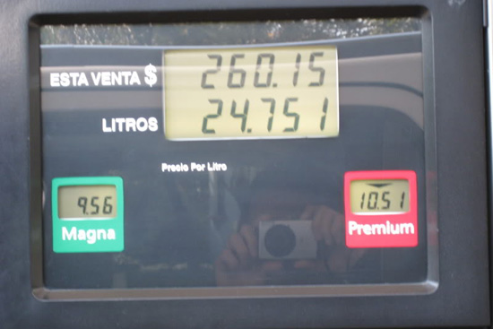 Gi&aacute; ghi tr&ecirc;n c&acirc;y xăng l&agrave; bằng Peso Mexico (MXN), 13MXN = 1 USD, t&iacute;nh ra A83 khoảng 16.000 VND/l l&iacute;t v&agrave; A 95 khoảng 17,500 VND/l l&iacute;t.