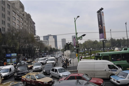 C&aacute;c l&aacute;i xe Mexico cũng kh&aacute; n&oacute;ng nảy, mỗi khi tắc đường l&agrave; lại bấm c&ograve;i ầm ĩ.
