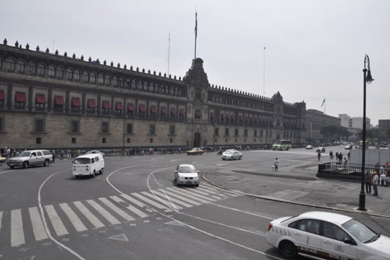 Quảng trường ch&iacute;nh Plaza Mayo (hay thường gọi l&agrave; Zocalo) - đường đi qua trước mặt phủ tổng thống